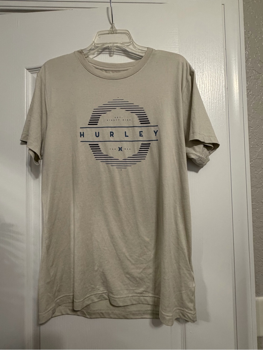 Hurley Men’s Short Sleeve Tee in Light Beige with Navy Graphic
